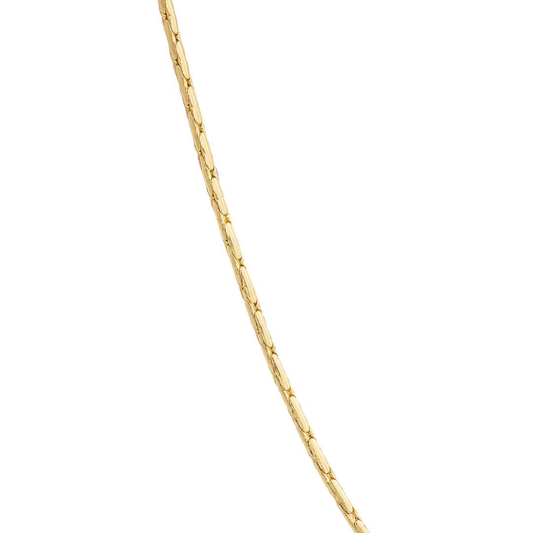 Detai of cobra chain necklace in gold finish